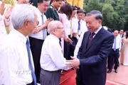Tổng Bí thư, Chủ tịch nước Tô Lâm với các nhà báo tiêu biểu. (Ảnh: Văn Điệp/TTXVN)