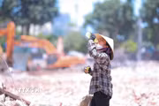 Nhiệt độ ngoài trời tăng cao, người lao động phải chật vật mưu sinh. (Ảnh: Hoàng Hiếu/TTXVN)