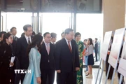 Tổng Bí thư Tô Lâm xem trưng bày ảnh về thành tựu 75 năm quan hệ Việt-Trung, do TTXVN thực hiện. (Ảnh: Thống Nhất/TTXVN)