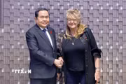 Chủ tịch Quốc hội Trần Thanh Mẫn gặp bà Sandra Scagliotti, Lãnh sự danh dự Việt Nam tại Torino. (Ảnh: Doãn Tấn/TTXVN)