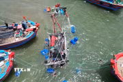 Hiện trường vụ tàu cá NA-90751-TS của ngư dân xã Diễn Châu (tỉnh Nghệ An) bị chìm tại vị trí cách cửa biển Lạch Vạn khoảng 1km. (Ảnh: Xuân Tiến/TTXVN)
