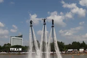 Vận động viên trình diễn các kỹ thuật của môn flyboard. (Ảnh: Hồng Thái/TTXVN)