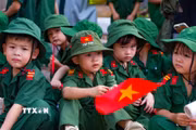 Những “chiến sỹ nhí” trong trang phục quân đội tham gia hoạt động trải nghiệm. (Ảnh: Minh Phú/TTXVN)