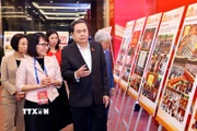 Chủ tịch Quốc hội Trần Thanh Mẫn kiểm tra khu trưng bày ảnh về hoạt động Quốc hội chuẩn bị cho Lễ trao giải. (Ảnh: Doãn Tấn/TTXVN)
