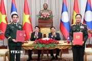 Chủ tịch nước Lương Cường cùng Tổng Bí thư, Chủ tịch nước Lào Thongloun Sisoulith chứng kiến lễ ký và trao Ý định thư giữa Bộ Quốc phòng Việt Nam và Bộ Quốc phòng Lào. (Ảnh: Lâm Khánh/TTXVN)