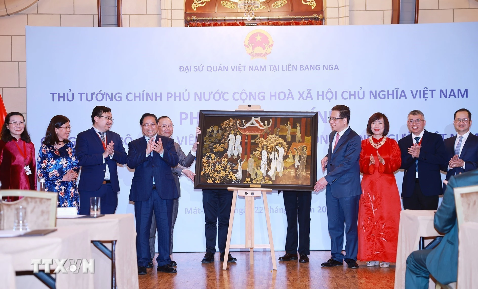 Thủ tướng gặp gỡ cán bộ nhân viên Đại sứ quán Việt Nam tại Liên bang Nga
