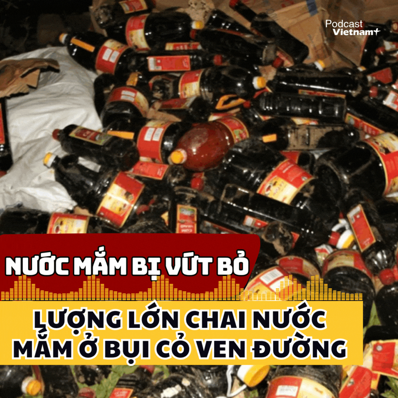 Phát hiện lượng lớn chai nước mắm bị vứt bỏ ở bụi cỏ ven đường