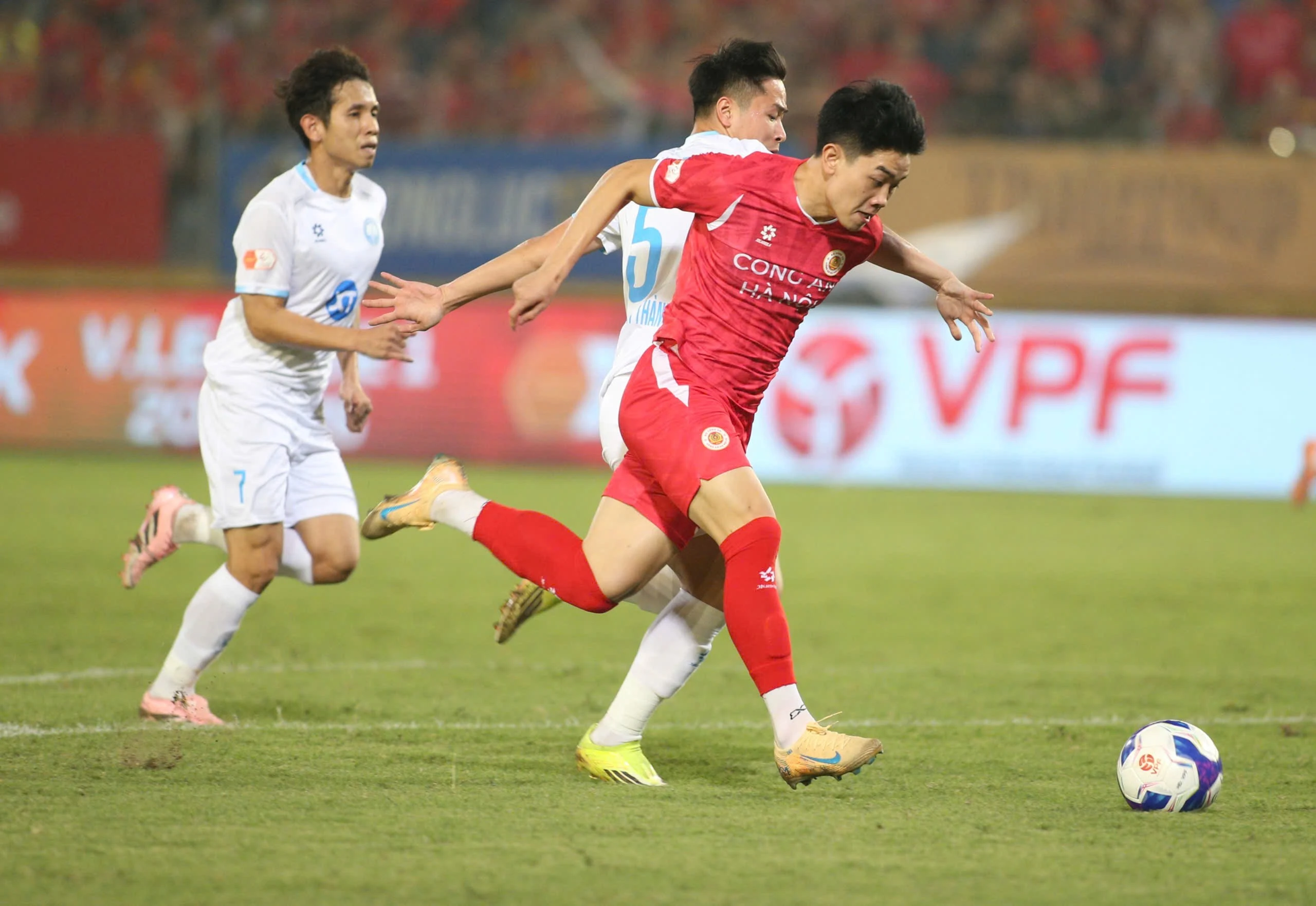 Định Bắc tỏa sáng với cú đúp, Công an Hà Nội tiến sát đến ngôi vương V-League