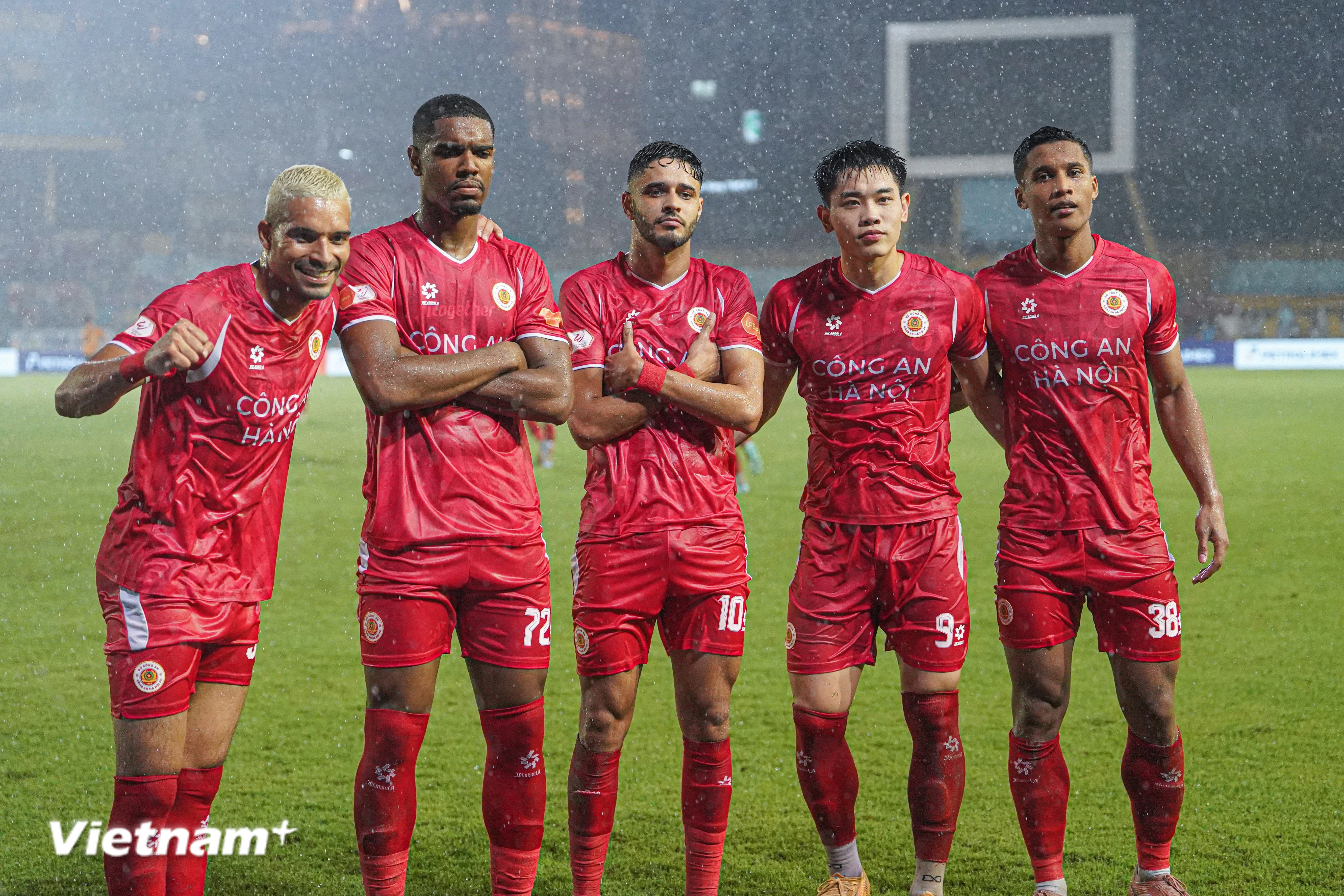 V-League vòng 23: Công an Hà Nội vô địch sớm, cuộc đua trụ hạng nóng bỏng