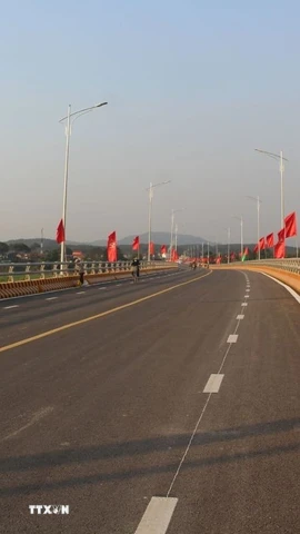 Cầu cứng Cẩm Vân bắc qua sông Mã, đã đủ điều kiện thông xe kỹ thuật, tạo thuận lợi cho đi lại, giao thương của nhân dân. (Ảnh: Nguyễn Nam/TTXVN)