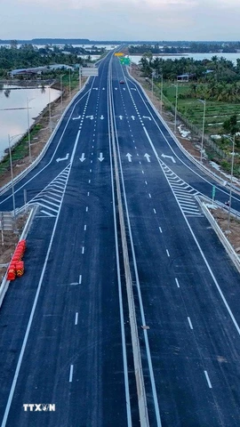 Đoạn tuyến cao tốc Cần Thơ - Cà Mau tại nút giao IC5. (Ảnh: Thanh Liêm/TTXVN)