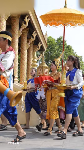 Đại lịch Maha Sang-Kran được đặt trong khay son rước quanh chính điện 3 vòng để làm lễ mừng năm mới. (Ảnh: Lê Đông/TTXVN)