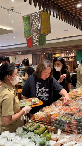 Siêu thị bày bán nhiều loại bánh và thực phẩm chế biến sẵn dành cho bữa xả nhịn sau khi mặt trời lặn. (Ảnh: Đỗ Quyên/TTXVN)