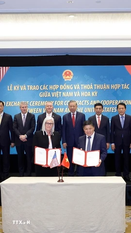 Tổng Bí thư Tô Lâm chứng kiến lễ trao Hợp đồng cung cấp động cơ GTF và dịch vụ bảo dưỡng toàn diện cho tàu bay A321NEO và A321 XLR giữa VietjetAir (Việt Nam) và Pratt & Whitney. (Ảnh: Thống Nhất/TTXVN)