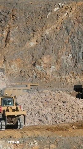 Máy móc hoạt động tại mỏ khai thác đất hiếm ở Mountain Pass, California, Mỹ. Ảnh: REUTERS/TTXVN