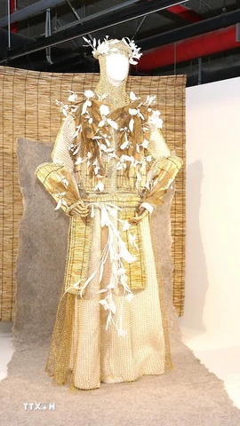 Bộ áo giáp truyền thống làm từ vật liệu tái chế. (Ảnh: TTXVN)