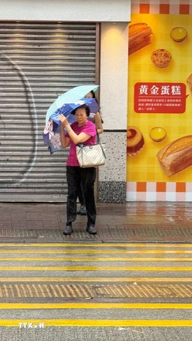 Hiện, Cơ quan khí tượng thủy văn Hong Kong hạ mức cảnh báo bão Wipha từ cấp 10 xuống cấp 8. (Ảnh: Mạc Luyện/TTXVN)