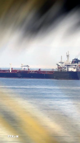 Tàu chở dầu di chuyển trên Biển Đỏ, gần kênh đào Suez, Ai Cập, ngày 11/3/2026. (Ảnh: THX/TTXVN)