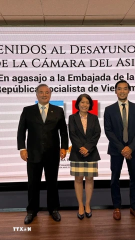 Đại sứ Việt Nam tại Argentina Ngô Minh Nguyệt, ông Ngô Mạnh Khôi, Trưởng Thương vụ Việt Nam tại Argentina và Chủ tịch Phòng Châu Á, trực thuộc Phòng Thương mại châu Á-Thái Bình Dương, Rallys Pliauzer, tại Hội thảo. (Ảnh: Diệu Hương/TTXVN)