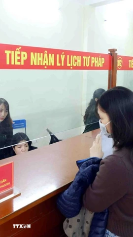 Người dân đến làm thủ tục cấp Phiếu lý lịch tư pháp tại địa điểm cấp lý lịch tư pháp. (Ảnh: Phạm Kiên/TTXVN)