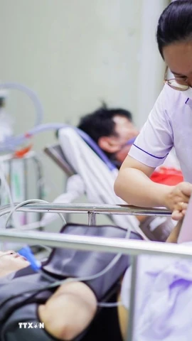 Nạn nhân vụ cháy đang được điều trị tích cực tại Bệnh viện Nhân dân Gia Định. (Ảnh: TTXVN phát)