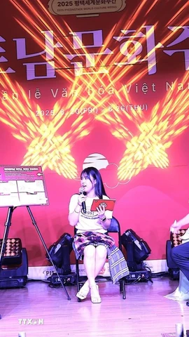 Giao lưu với Cherry Hye-ri, một youtuber Hàn Quốc nổi tiếng nhằm khuyến khích tìm hiểu các thông tin về văn hóa, du lịch Việt Nam. (Ảnh: Khánh Vân/TTXVN)