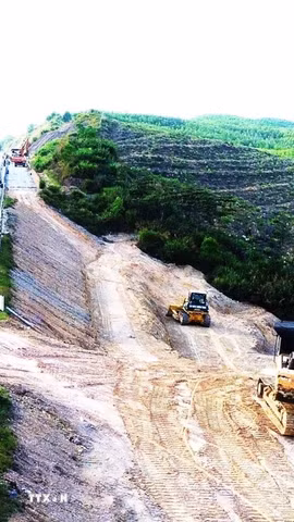 Phương tiện thi công nền đường để mở rộng cao tốc Cam Lộ-La Sơn, đoạn qua thành phố Huế. (Ảnh: Nguyên Lý/TTXVN) 