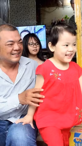 Người cha trở thành chỗ dựa duy nhất cho cả gia đình từ khi vợ anh mất trong đợt COVID-19. (Nguồn: Vietnam+)