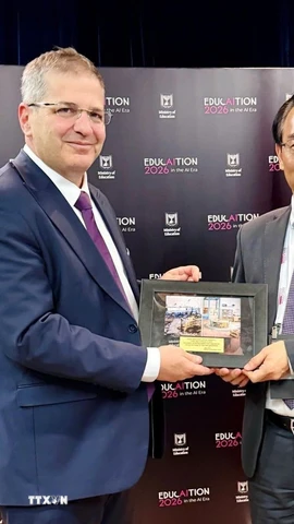 Giám đốc Đại học Quốc gia Hà Nội Hoàng Minh Sơn và Bộ trưởng Bộ Giáo dục Israel Yoav Kisch. (Ảnh: Thanh Bình/TTXVN)