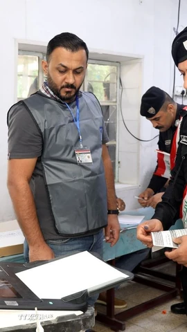 Nhân viên an ninh bỏ phiếu sớm trong cuộc bầu cử Quốc hội tại Baghdad, Iraq ngày 9/11/2025. (Ảnh: THX/TTXVN)