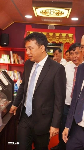 Các đại biểu tham quan, trải nghiệm dịch vụ của đoàn tàu. (Ảnh: Nguyên Lý/TTXVN)