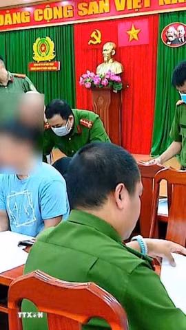 Công an Thành phố Hồ Chí Minh phối hợp với các đơn vị chức năng tiếp nhận 47 công dân Việt Nam bị Hoa Kỳ trục xuất về nước tại Công an Cửa khẩu Cảng Hàng không quốc tế Nội Bài (Hà Nội). (Ảnh: TTXVN phát)
