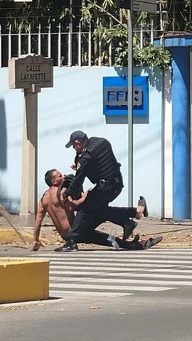 Cảnh sát bắt giữ một nghi phạm bán lẻ ma túy cải trang người lang thang tại thủ đô Mexico City. (Ảnh: Phi Hùng/TTXVN)