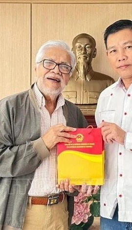 Đại sứ Việt Nam tại Venezuela Vũ Trung Mỹ trao quà lưu niệm cho cựu Đại sứ Venezuela tại Việt Nam Jorge Rondón Uzcátegui. (Ảnh: ĐSQ cung cấp)