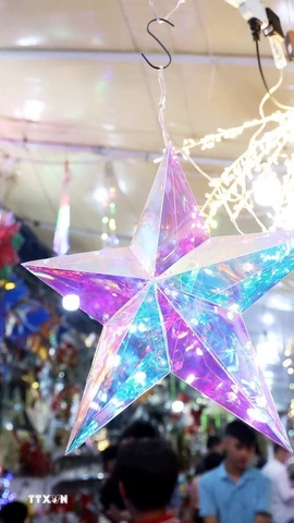 Không khí mua sắm Giáng sinh rộn ràng tại Thành phố Hồ Chí Minh