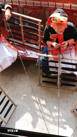 Độc đáo kỹ nghệ kéo sợi của phụ nữ Dao ở Lai Châu