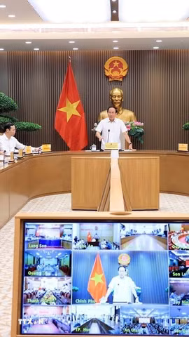 Phó Thủ tướng Lê Tiến Châu chủ trì cuộc họp Ban Chỉ đạo xây dựng trường liên cấp các xã biên giới dưới hình thức trực tiếp kết hợp trực tuyến. (Ảnh: Tuấn Anh/TTXVN)
