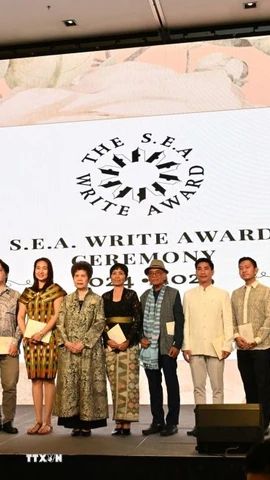 Các nhà văn được vinh danh tại Lễ trao giải thưởng văn học ASEAN 2024-2025. (Ảnh: Đỗ Sinh/TTXVN)