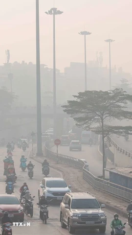 Các tuyến đường Hà Nội mờ mịt do ô nhiễm, sáng 2/1. (Ảnh: Hoàng Hiếu/TTXVN)