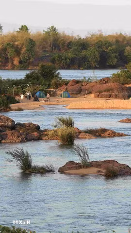 Cách thành phố Stung Treng khoảng 15km, khu du lịch cộng đồng cồn “Koh Meas Sesan” ẩn mình giữa dòng Sesan thuộc địa phận ấp Kamphun (xã Kamphun, huyện Sesan, tỉnh Stung Treng) đang trở thành điểm đến hấp dẫn du khách. Ảnh: Huỳnh Thảo - PV TTXVN tại Campuchia