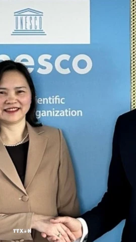 Đại sứ, Trưởng Phái đoàn Đại diện thường trực Việt Nam bên cạnh UNESCO Nguyễn Thị Vân Anh gặp và làm việc với Ngài Khaled El-Enany, Tổng Giám đốc UNESCO. (Ảnh: TTXVN phát)