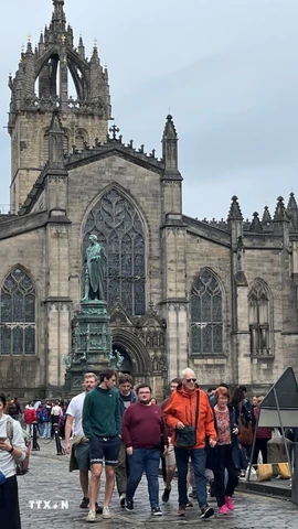 Người dân và du khách ở Edinburgh, Anh. (Ảnh: Minh Hợp/TTXVN) 