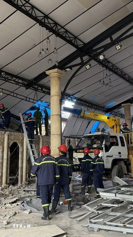 Hiện trường vụ tai nạn lao động tại nhà hàng trên đường Phù Đổng Thiên Vương (phường Lâm Viên - Đà Lạt, Lâm Đồng) khiến một người tử vong chiều 8/12. (Ảnh: Nguyễn Dũng/TTXVN)