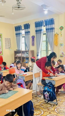 Học sinh dân tộc Chứt luôn nhận được sự quan tâm, dạy bảo ân cần của giáo viên. (Ảnh: Hữu Quyết/TTXVN)