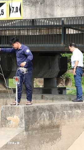 Công tác kiểm tra độ mặn trước cống Mười Nén (huyện Cai Lậy). (Ảnh: Minh Trí/TTXVN)