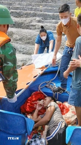 Bộ đội biên phòng Ngọc Vừng tiếp cứu người bị nạn trên biển. (Ảnh: TTXVN phát)