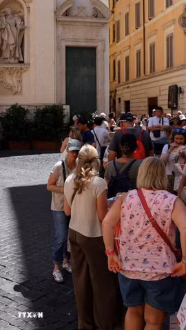 Người dân tránh nắng nóng dưới bóng râm tại Rome, Italy tháng 7/2026. (Ảnh: THX/TTXVN phát) 