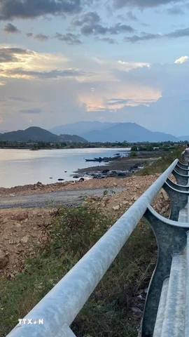 Vị trí đấu nối giao thông đi ra sông Quán Trường được Công ty Trách nhiệm hữu hạn Mặt Trời Hạ Long mở để chuyển vật liệu san lấp mặt bằng, lấn sông Quán Trường ở phường Nam Nha Trang. (Ảnh: TTXVN phát)