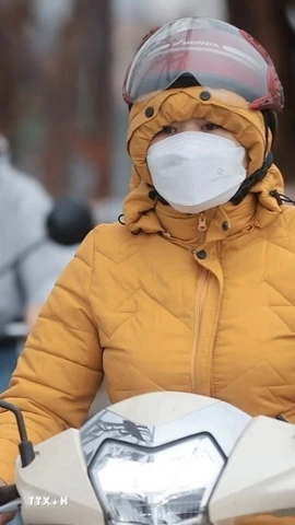 Tại Thủ đô Hà Nội, thời tiết nhiều mây, sáng và đêm có mưa nhỏ rải rác, gió nhẹ. Nhiệt độ thấp nhất từ 17-19 độ C, cao nhất 22-24 độ C. (Ảnh: Minh Quyết/TTXVN)