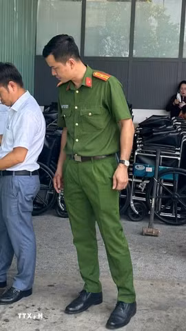 Cơ quan chức năng thu mẫu nước thải của bệnh viện S.I.S để kiểm tra. (Ảnh: TTXVN phát)